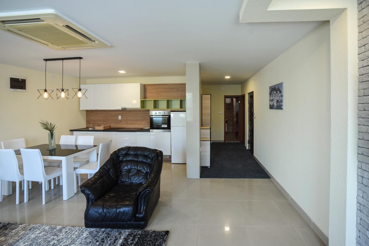 City Center Apartments Пірот Екстер'єр фото