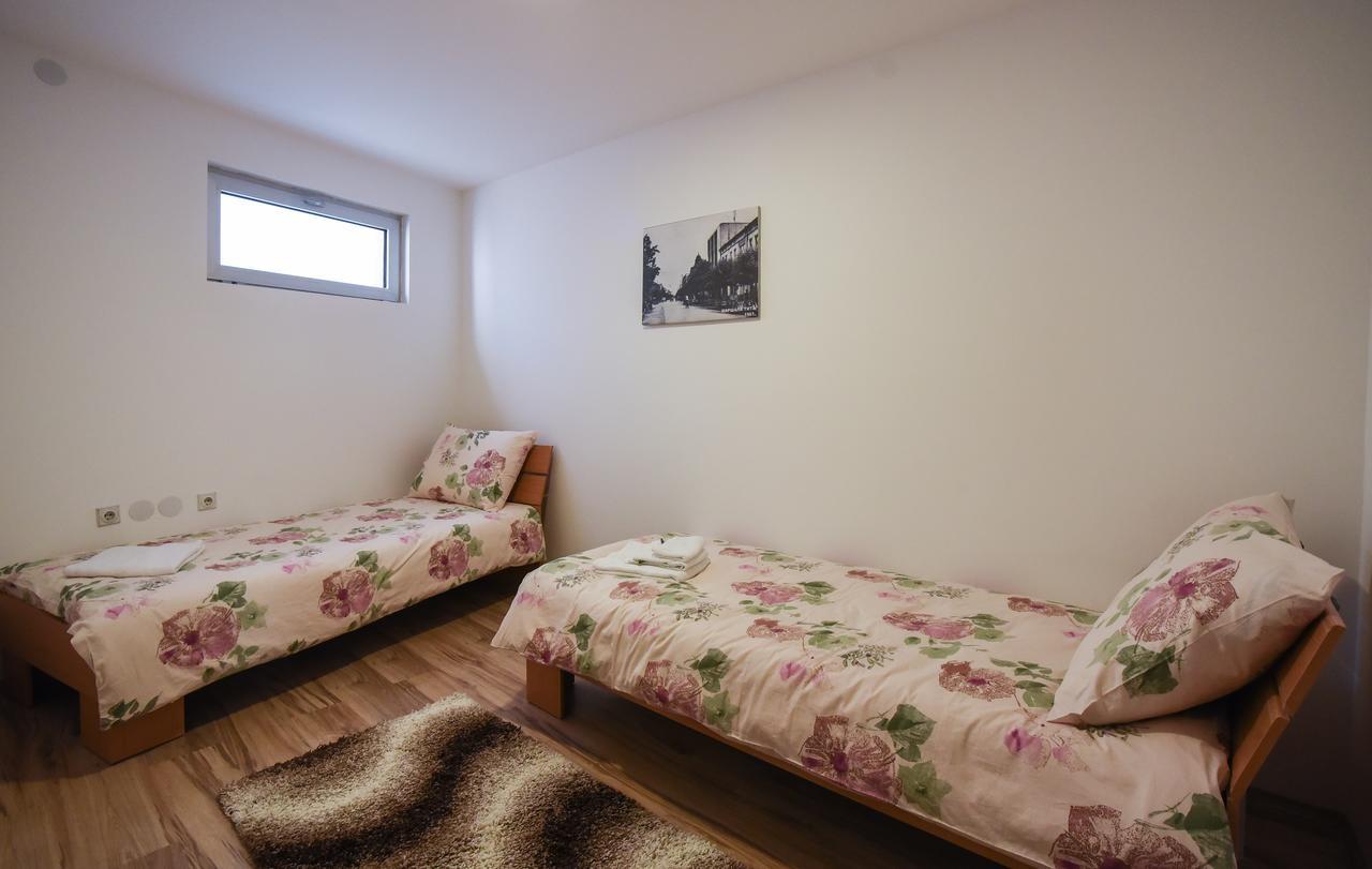City Center Apartments Пірот Екстер'єр фото