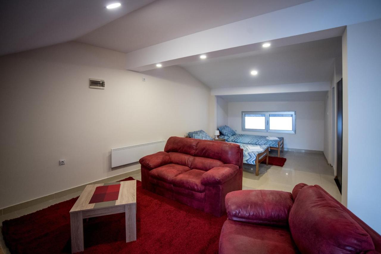 City Center Apartments Пірот Екстер'єр фото